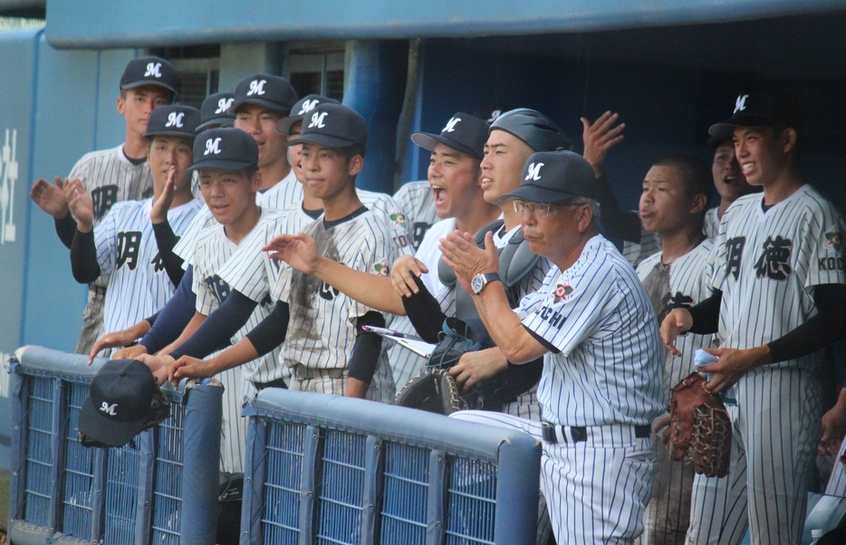 高知大会準決勝・高知商戦での明徳義塾・馬淵 史郎監督と選手たち