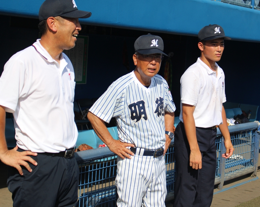 高知大会決勝後2年ぶりの夏甲子園出場を決め、安堵の表情を浮かべる明徳義塾・馬淵 史郎監督（中央）