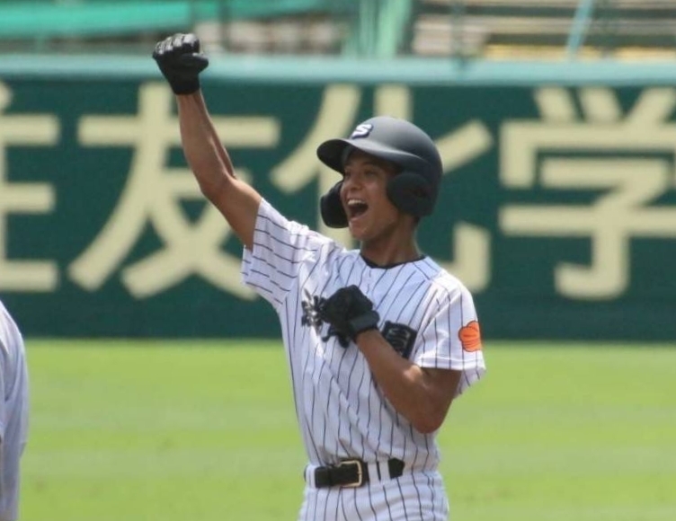 スタンドからの声援に応える滋賀学園の國仲優星さん＝7日、阪神甲子園球場（提供）