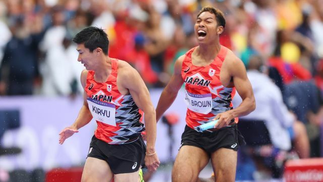 3走の桐生祥秀選手と2走のサニブラウン選手(写真：長田洋平/アフロスポーツ)