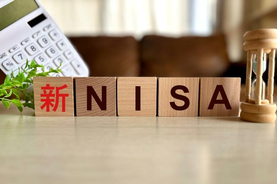 友人に「NISAに月1万円は意味がない」と言われました。余裕がないので1万円が精いっぱいなのですが、地道に「貯金」すべきなのでしょうか…？