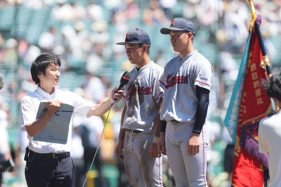 優勝インタビューに応じる藤本 陽毅主将（左）と中崎琉生投手（右）