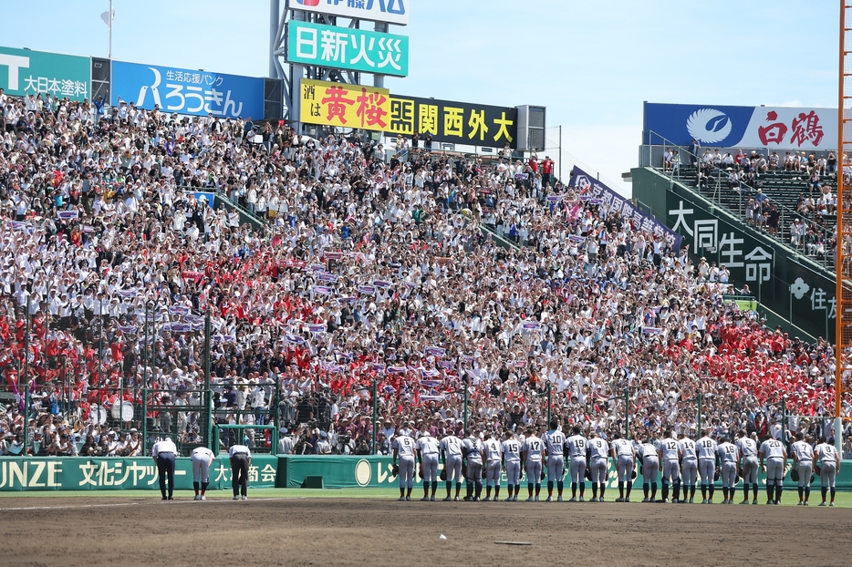 スタンドに一礼する京都国際の選手たち