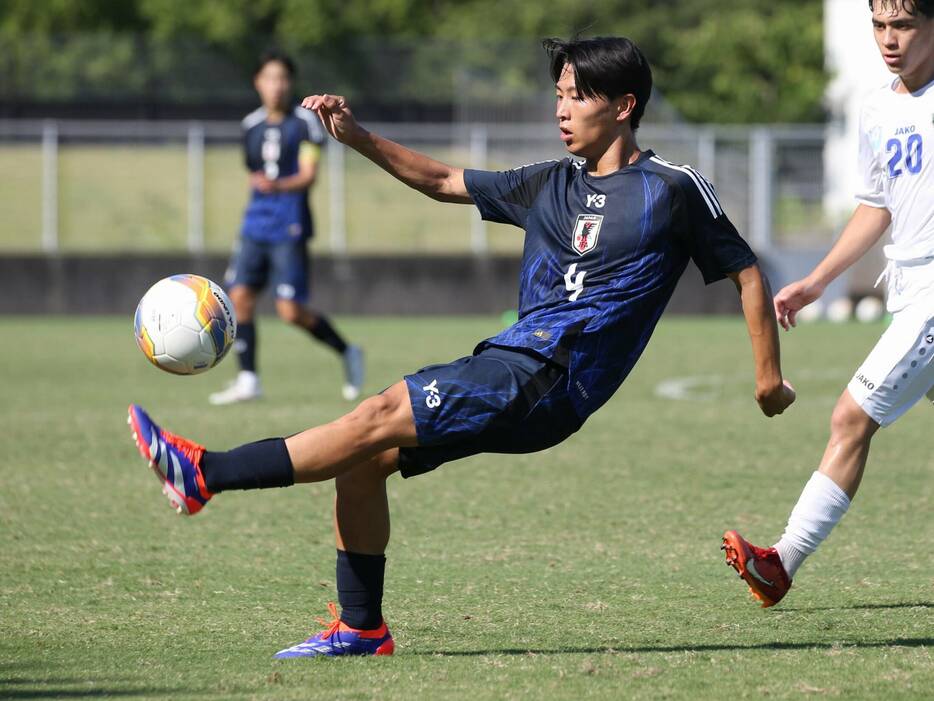 U-17日本代表DF佃颯太(横浜FCユース、2年)は右SHとしても特長を発揮(Taro YOSHIDA)