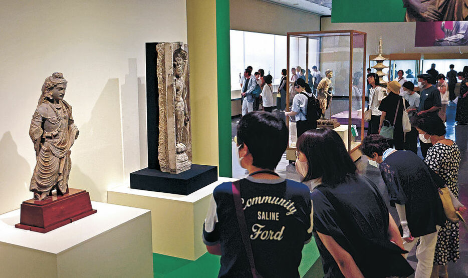 仏教美術の名品に目を凝らす来館者＝３日午前１０時半、石川県立美術館