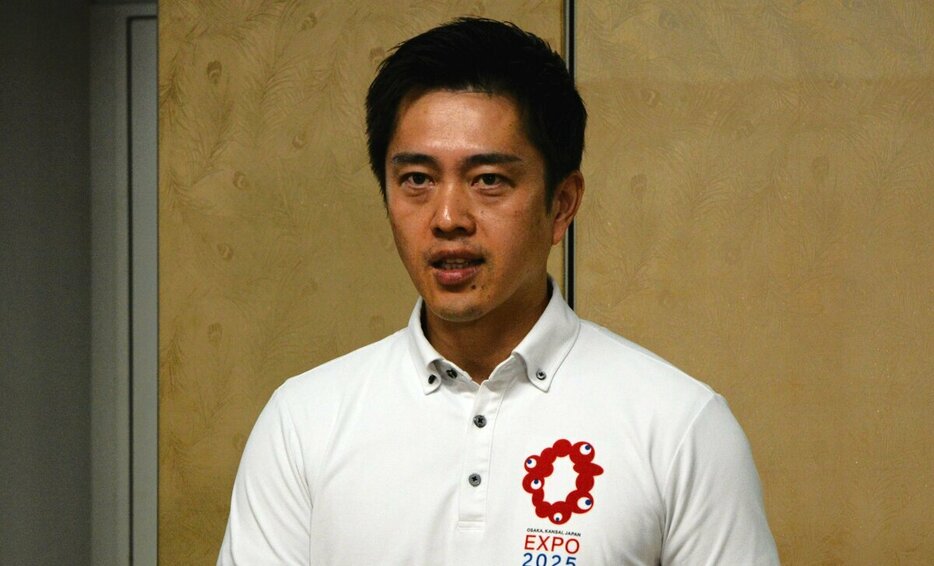 「箕面市長選は完敗」と報道陣の取材にこたえる吉村知事