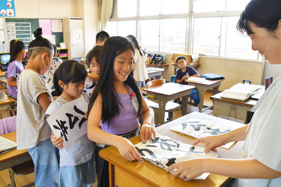 夏休みの宿題を提出する子どもたち＝鴨川