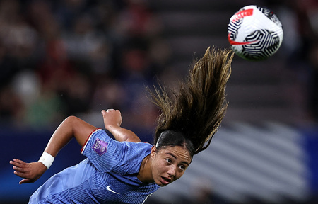 サッカーUEFA女子ネーションズリーグ、リーグA・グループA2、フランス対ポルトガル。ヘディングするフランスのセルマ・バチャ（2023年9月22日撮影）。