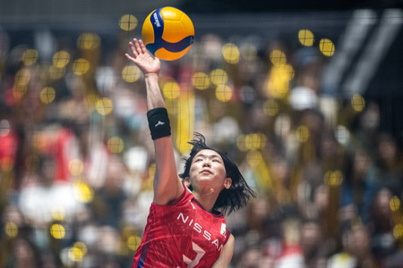 FIVBワールドカップバレー女子、日本対ペルー。試合前のウオームアップに臨む古賀紗理那（2023年9月16日撮影）。