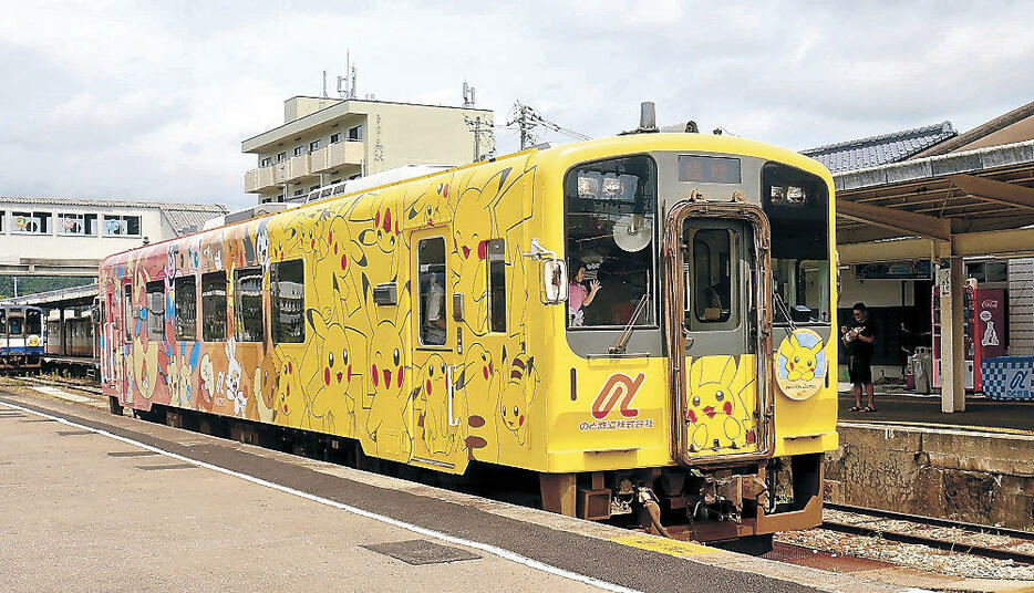 乗客を乗せて走るポケモン列車=のと鉄道穴水駅