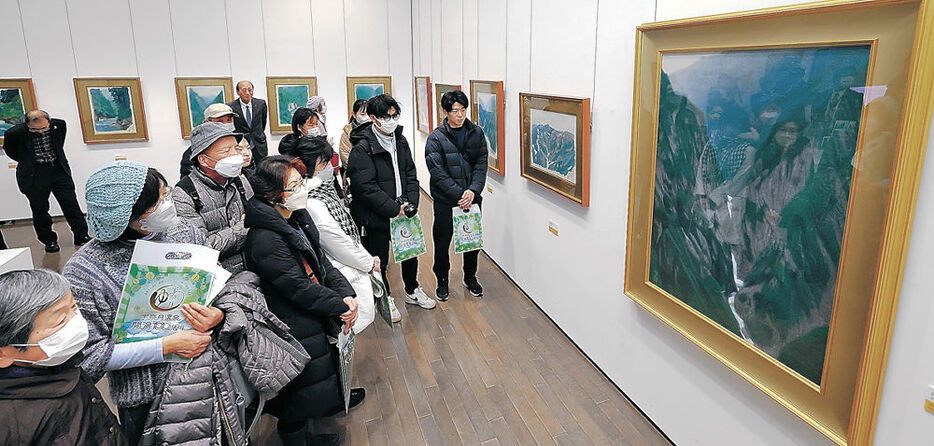 セレネ美術館の金沢での出張展示を鑑賞する来場者＝３月、金沢２１世紀美術館