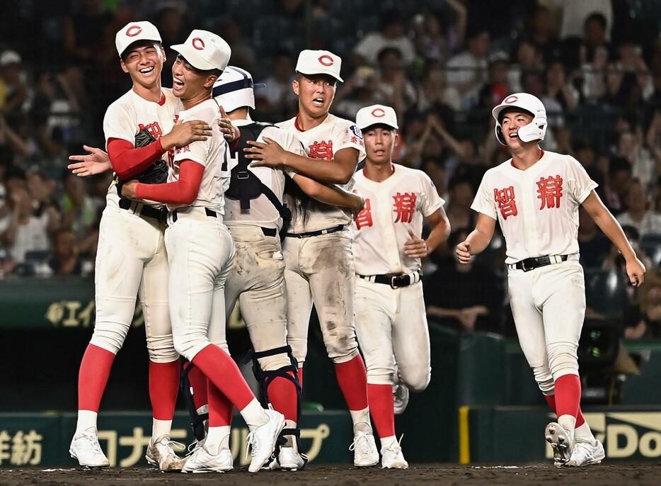 タイブレークを制して喜ぶ智弁学園ナイン