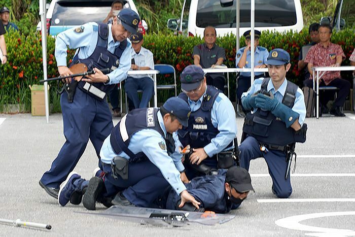 無差別殺傷事件を想定した訓練で、犯人を制圧する警察官ら＝29日、大宜味村の大保ダム管理支所