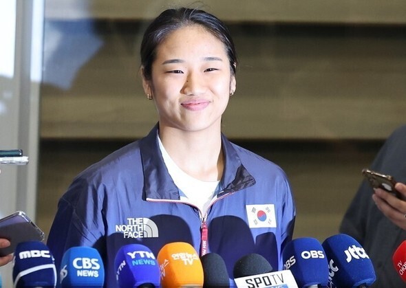 2024パリ五輪バドミントン女子シングルスで金メダルを取った後、大韓バドミントン協会の選手管理や訓練方法などに問題提起したアン・セヨンが7日、仁川国際空港経由で帰国した後、記者団の質問に答えている=仁川/パク・ソア記者