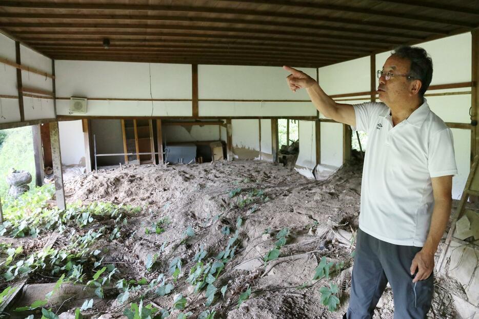 土砂が流入したままになっている旧谷上公民館で、災害当時を振り返る葛野達也さん。旧公民館は、災害当時から時が止まっているかのよう＝兵庫県丹波市市島町徳尾で