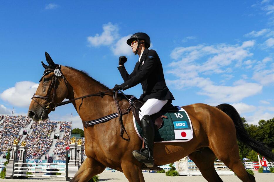 男子準決勝　馬術を終えガッツポーズする佐藤大宗＝パリ郊外（共同）