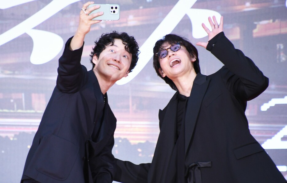 おちゃめに自撮りも！　星野源と綾野剛