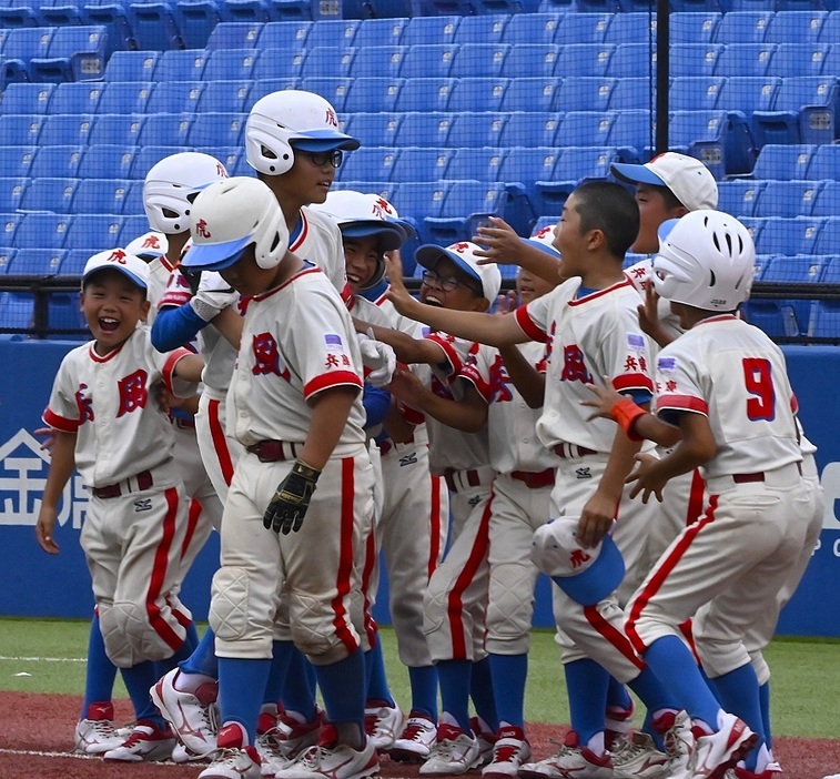 サヨナラ打を放った長身の中川を囲む北ナニワハヤテタイガースの選手たち（21日、神宮球場＝浅水優佳撮影）