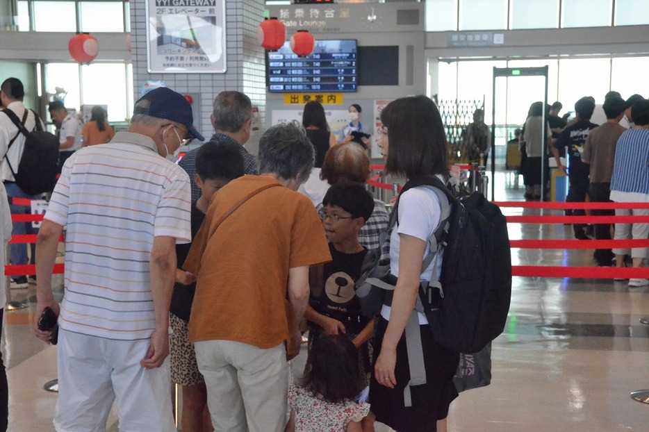 祖父母と別れを惜しむ子どもたち（16日午前7時すぎ、山口宇部空港で）