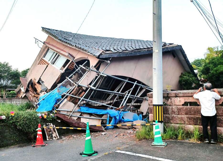 地震で倒壊したとみられる家屋＝８日午後６時２０分ごろ、大崎町假宿