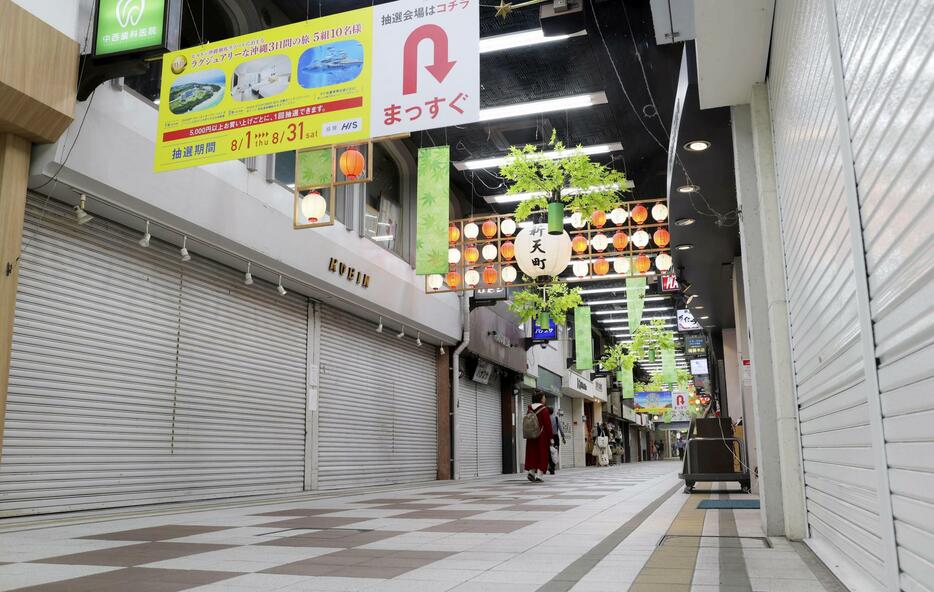 台風10号の影響で店舗が休業し、閑散とする福岡市内の商店街＝29日午前11時40分