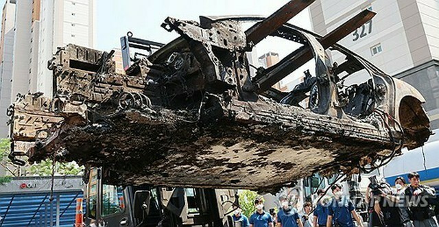 今月5日、仁川市のマンション地下駐車場で発生した火災で全焼した電気自動車（EV）＝（聯合ニュース）