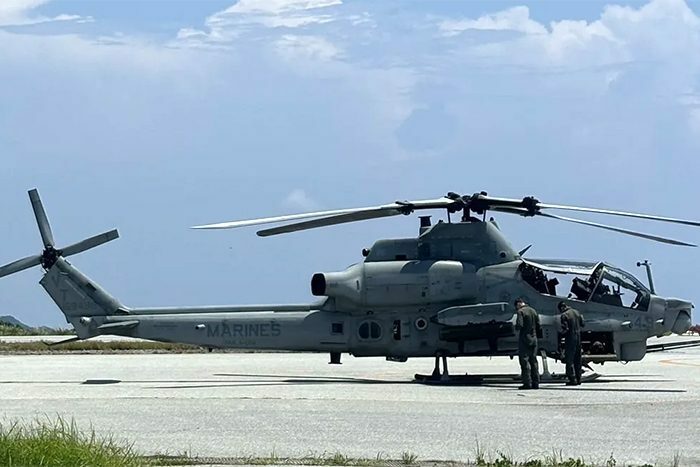 慶良間空港に着陸した米海兵隊普天間基地所属のAH1攻撃ヘリ＝30日午後0時28分、座間味村の同空港（読者提供）