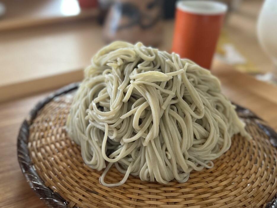 緑を帯び、新蕎麦のようなみずみずしさを感じる「もりそば」¥1,000　PHOTOGRAPH BY JUNKO AMANO