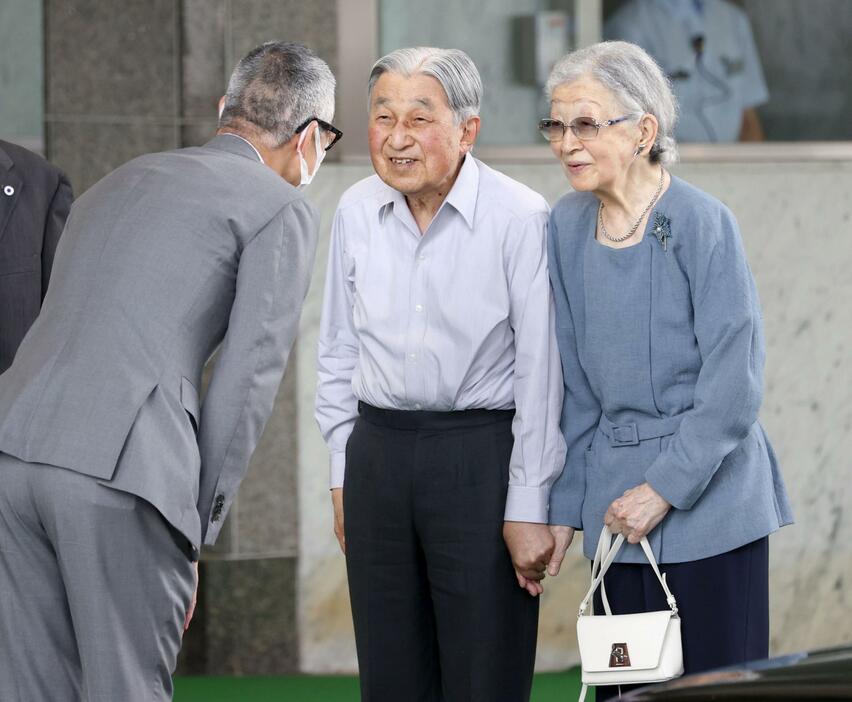 JR軽井沢駅に到着された上皇ご夫妻＝22日午後、長野県軽井沢町（代表撮影）