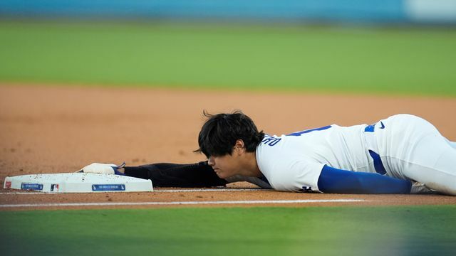 守備をかいくぐり1塁に到達した大谷翔平選手(写真：AP/アフロ)