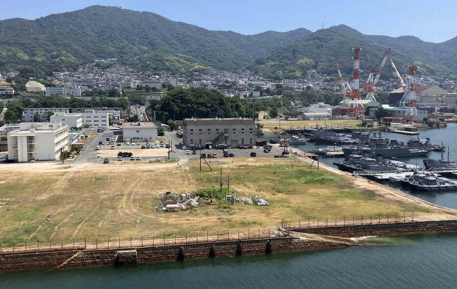 米陸軍施設の移転先となる海自呉警備隊の敷地（手前）