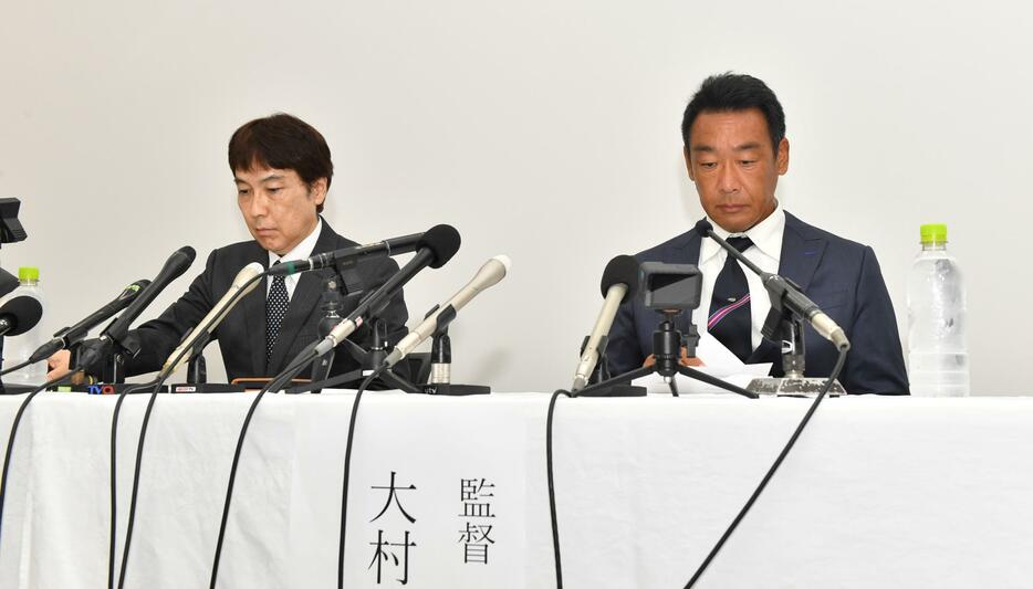 　会見に出席する関学大・大村和輝監督（右）と関学大・池埜聡部長（撮影・中田匡峻）