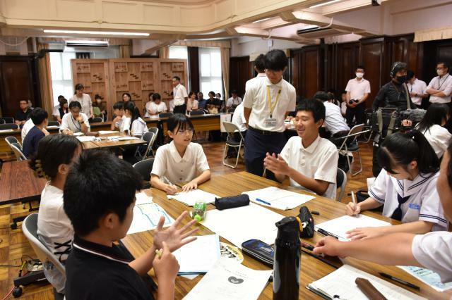 いじめの未然防止について意見を交わした「県いじめ問題子供サミット」＝２１日午後、県庁講堂