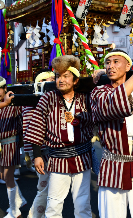 千倉地区祭礼で神輿を担ぐ堀之内さん（左）＝南房総