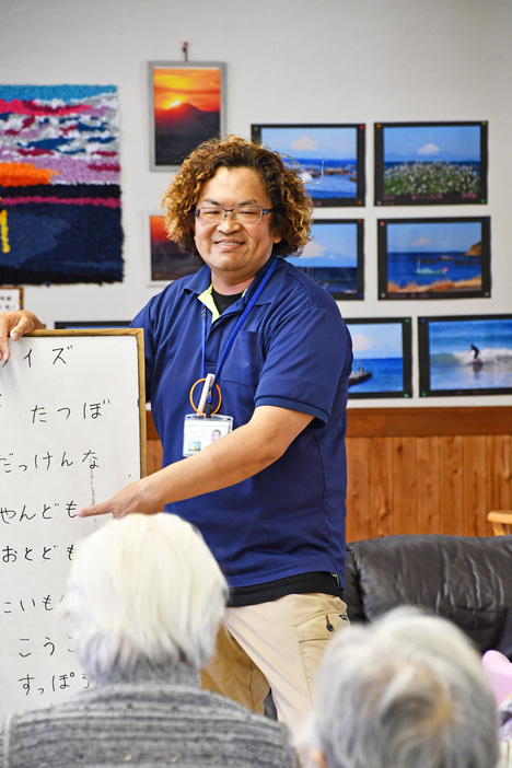 介護福祉士として高齢者を前にレクリエーション＝同