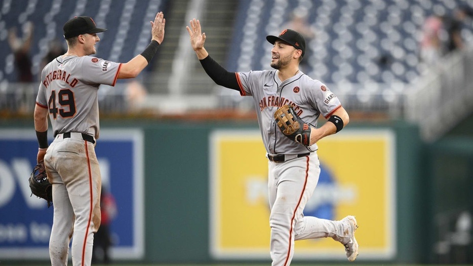 ジャイアンツのタイラー・フィッツジェラルド（左）とマイケル・コンフォート（MLB Advanced Media）