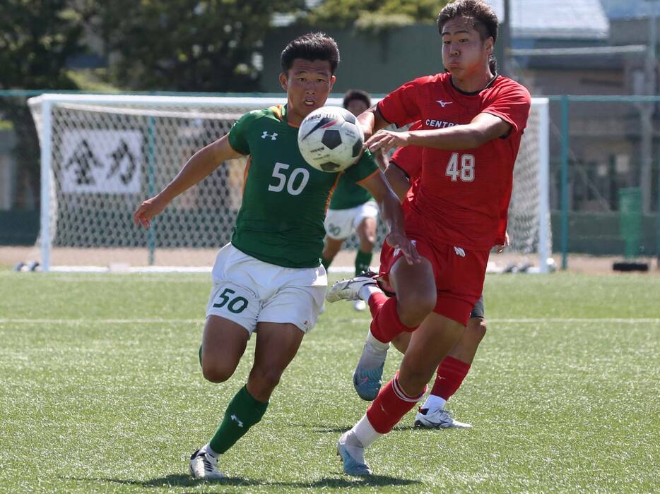 青森山田高FW石川大也(3年=足柄FC出身)がスペースへの抜け出しを狙う(Taro YOSHIDA)