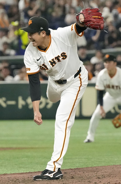 7回5安打1失点で10勝目を挙げた巨人・菅野＝東京ドーム