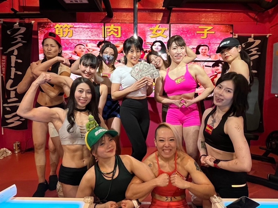 筋肉女子のスタッフが集結しているコンセプトバー「筋肉女子～Muscle Girls」