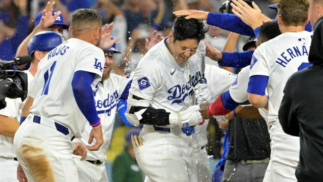 サヨナラ満塁弾を放ちチームメートに祝福される大谷翔平選手(写真：USA TODAY Sports/ロイター/アフロ)