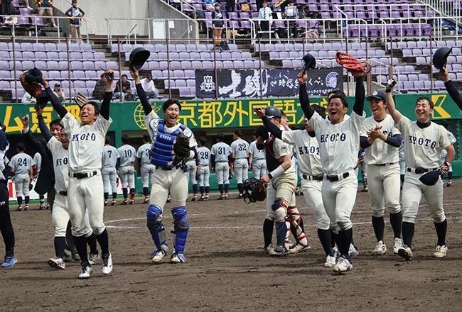 今年4月関西大に競り勝ち、勝利を喜ぶ京都大の選手たち