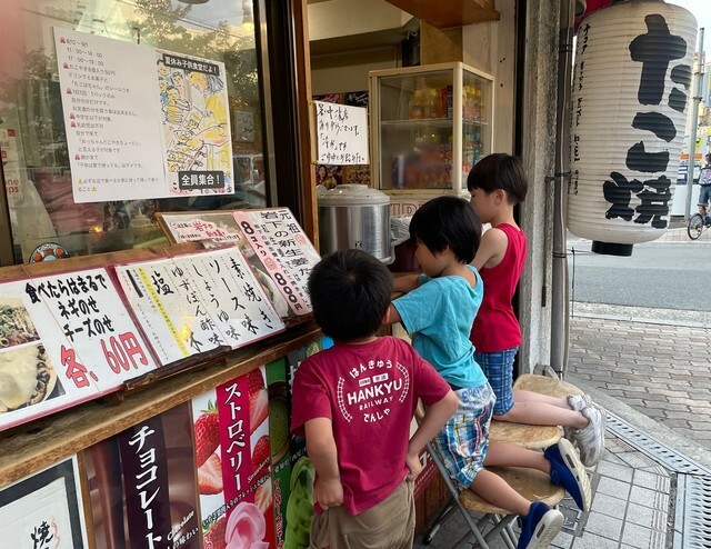 近所に住んでいる小学生と幼稚園児の男の子たち。「6個50円は助かります」と話す母親と一緒に来ました