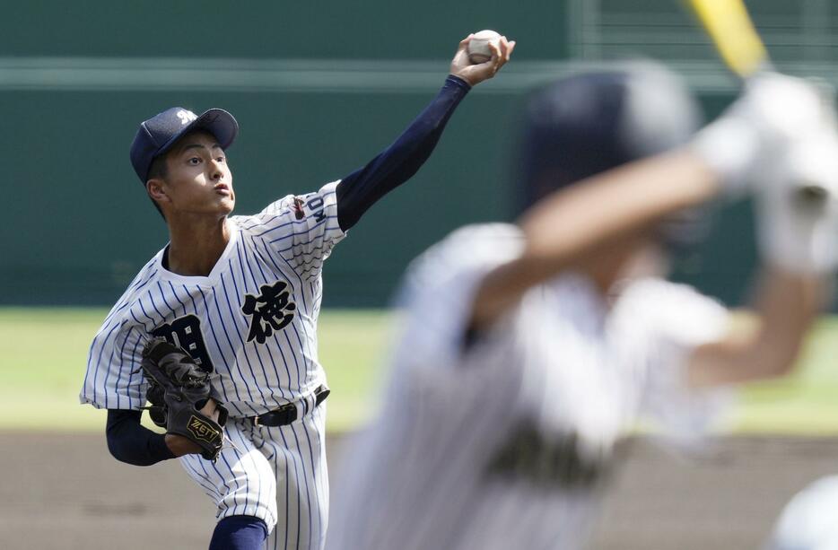 鳥取城北戦に先発した明徳義塾・池崎＝甲子園