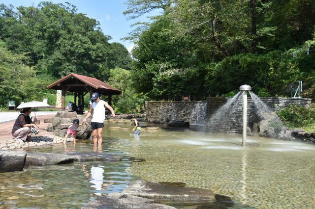 親子連れでにぎわう「こどもの国」の水遊び場。このすぐそばに、戦争の痕跡が残っています