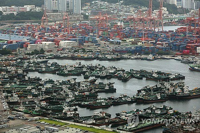 台風10号に備え避難する船舶で混み合う28日の釜山港の様子＝（聯合ニュース）