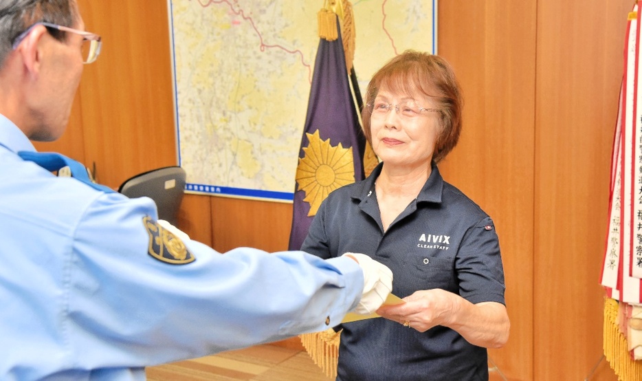 感謝状を受ける加藤加代子さん＝8月28日、福井県警福井署