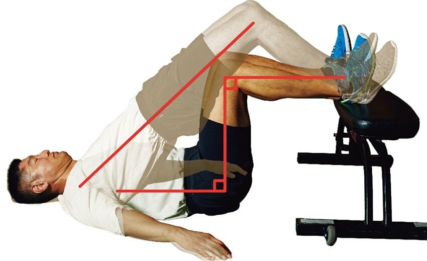 下半身メニューの始めはお尻と太ももを強化するヒップリフトで。大臀筋やハムストリングスのほか、腹部を引き締め、内臓を支える腹横筋も鍛えることができる。平山さんが実践するのは、ベンチ（イスでも可）で負荷を高めるエレベーター方式だ。