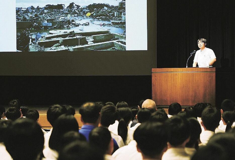 東日本大震災で被災したことを話す雁部那由多さん（和歌山県田辺市新屋敷町で）