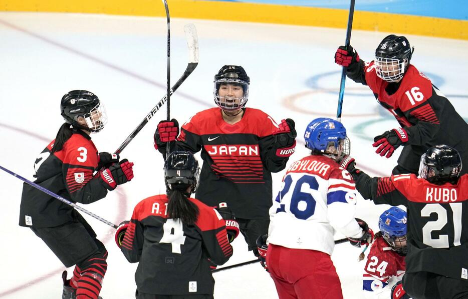 2022年の北京冬季五輪、アイスホッケー女子のチェコ戦で、得点を喜ぶ日本の選手たち＝北京（共同）