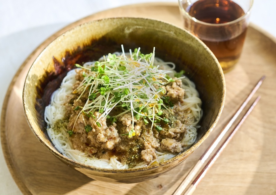 担担風のひき肉炒めを、あつあつのそうめんにのせて